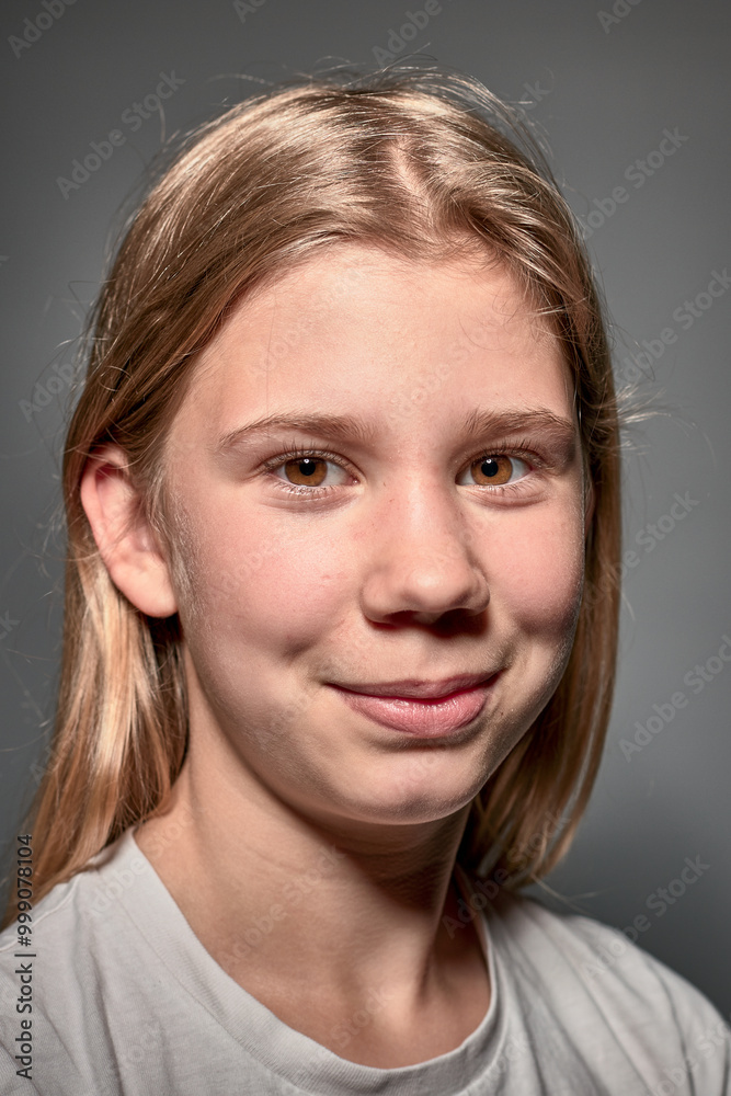 Portrait studio élégant d'une jeune adolescente