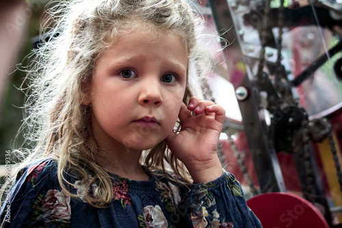 Portrait en extérieur d'une petite fille blonde de six ans photo