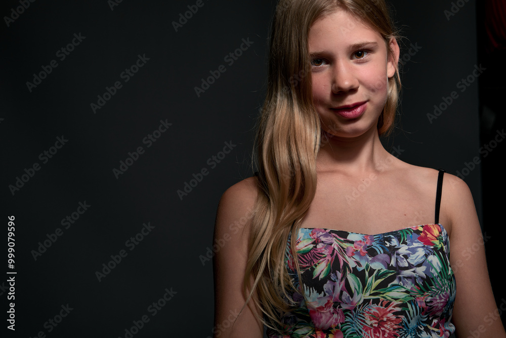 Naklejka premium Portrait studio d'une jeune adolescente élégamment maquillée