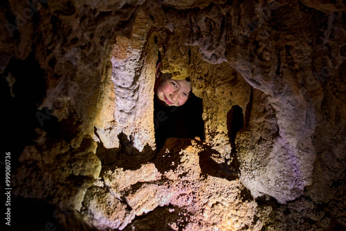 Enfants jouant dans les grottes aventure ludique et exploration mystérieuse