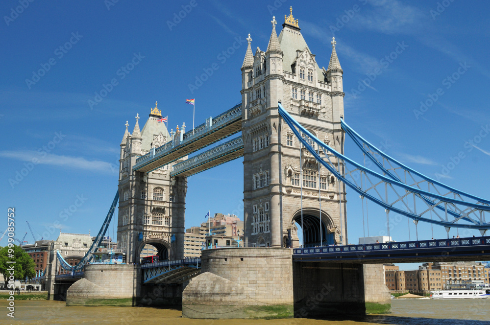 Obraz premium Tower Bridge In London England Great Britain On A Beautiful Summer Day With A Clear Blue Sky