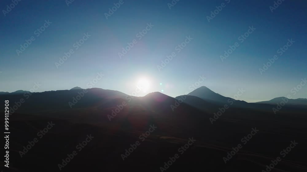 vista aéra do nascer do sol no deserto do atacama, com vulcão licamcabur ao fundo