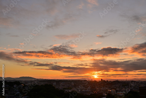 朝陽に照らされる風景