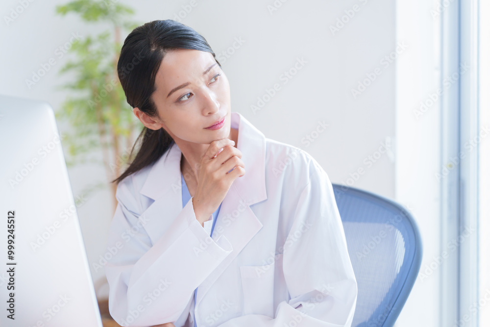 考える女性医師. 考える女性医師.