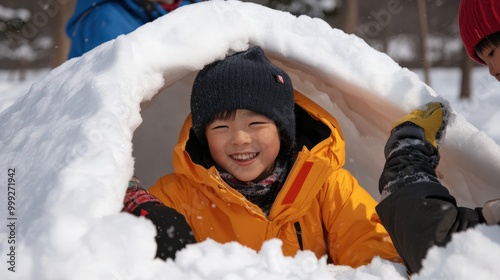 楽しい冬の楽しみ：鎌倉で雪のかまくらを作る - ホリデーカードにぴったり