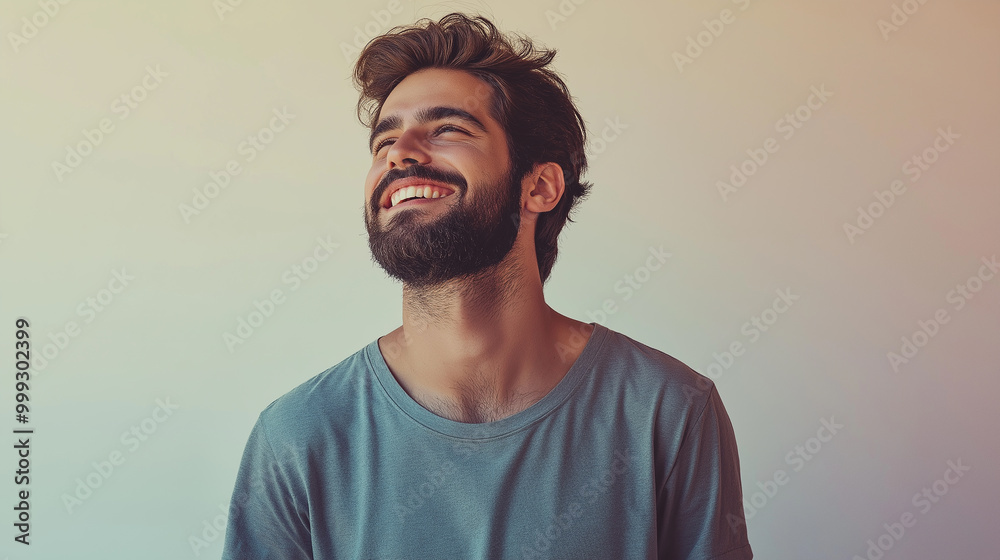 Obraz premium A man with a beard is smiling and looking up at the camera