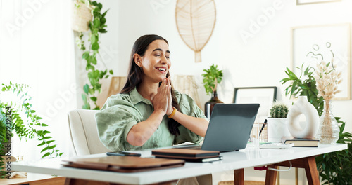 Fotografía Woman, praying and hands with laptop in office for good news, plant blog feedback or garden writer success