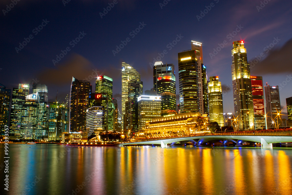 Fototapeta premium Panoramic View Of Singapore Central Business District Skyline At Dusk.