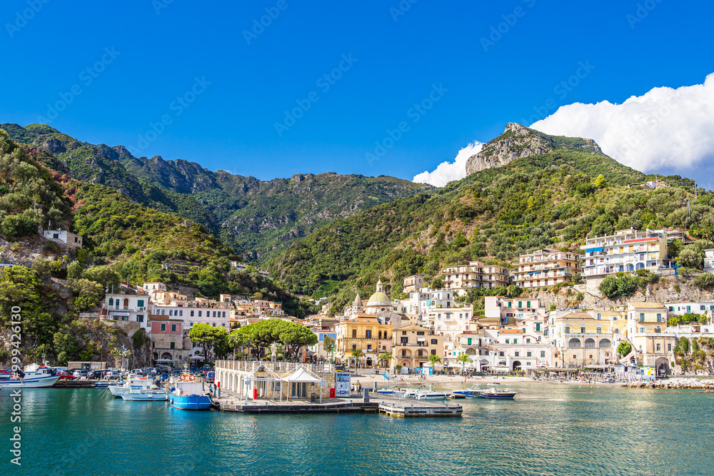 Blick auf Cetara an der Amalfiküste in Italien Blick auf Cetara an der Amalfiküste in Italien