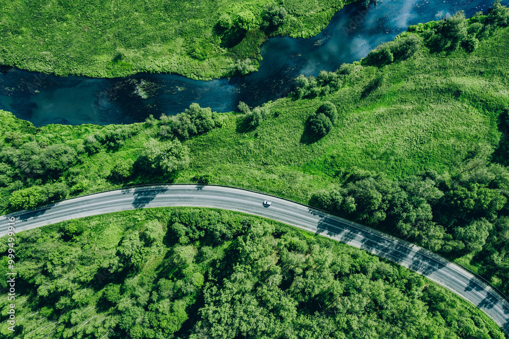 Φωτογραφία Aerial drone view of asphalt road with car, blue river water and green woods