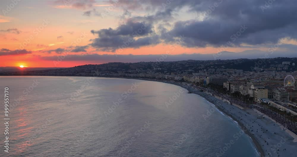 La nuit tombe sur la ville de Nice en France