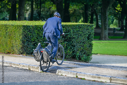 Velo cycliste mobilité bordure parc travailleur costume