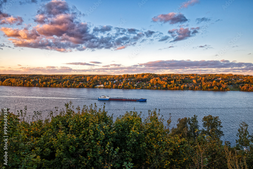 Obraz premium Sunset over the Volga River in Ples, Russia