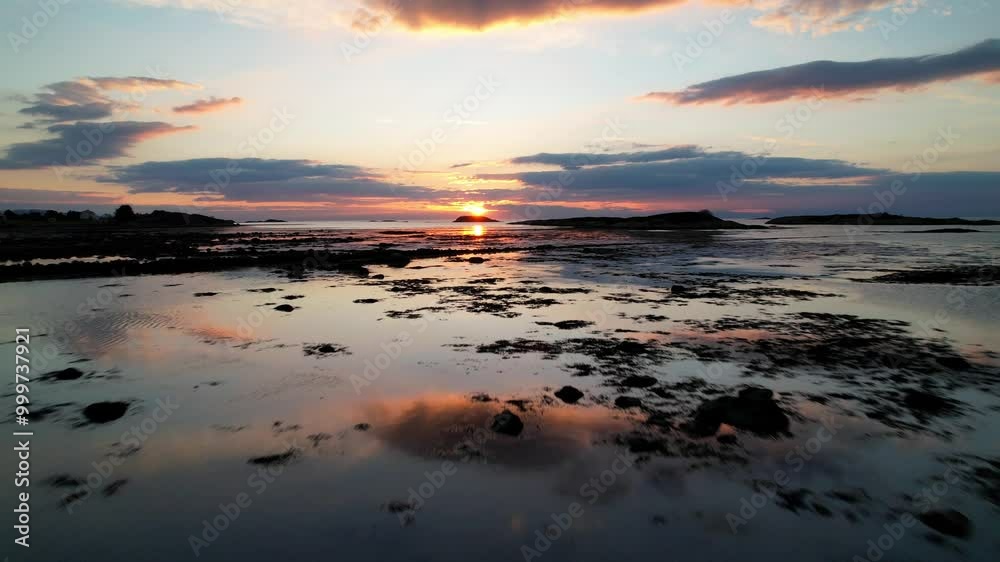 Drohnen Flug über ruhiges Meer, Felsen und Inseln bei Sonnenuntergang in Norwegen Drohnen Flug über ruhiges Meer, Felsen und Inseln bei Sonnenuntergang in Norwegen