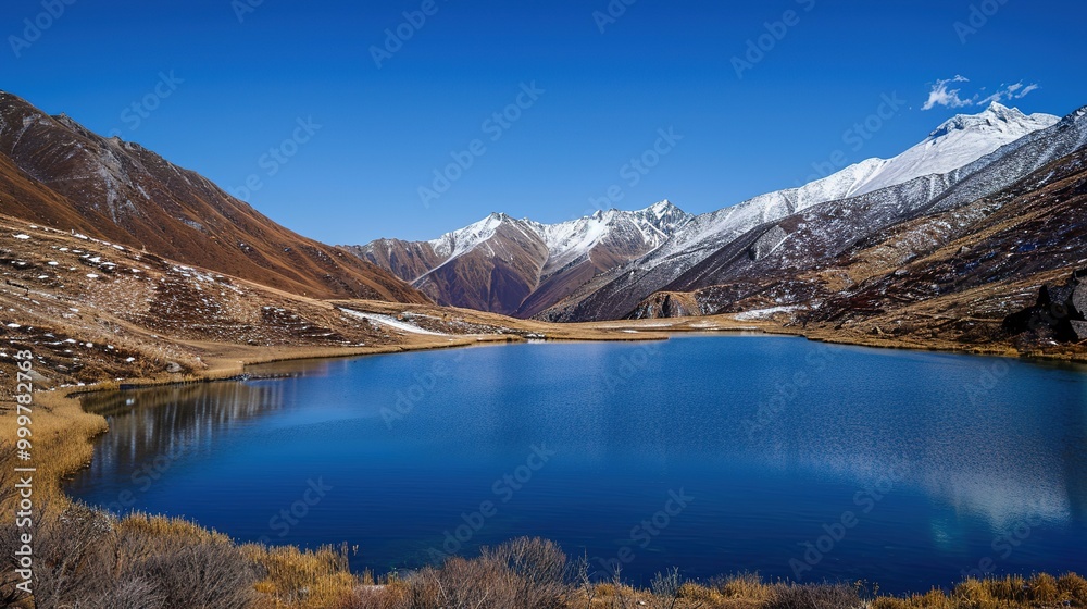 Obraz premium Majestic Snow Mountain and Plateau Lake: A Breathtaking Natural Wonder. Admire the Grandeur and Serenity.