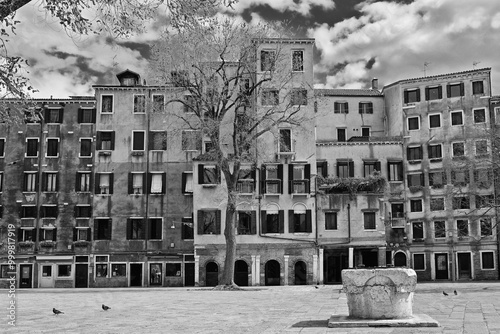 Obraz na płótnie Venedig - Ghetto Nuovo Campo de Ghetto Nuovo w salonie