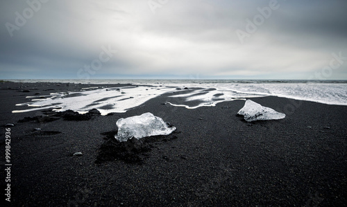 Fényképezés remnant icebergs washed ashore at Fellsfjara (Diamond beach), Jökulsárlón Glacie