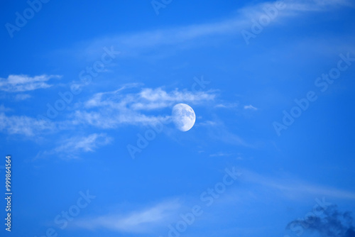 Obraz na płótnie close up view of the moon during the day,full moon view of the moon on a blue and cloudy day w salonie