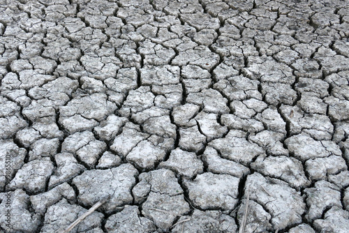 Obraz na płótnie Close-up: deep splitting and cracking of the soil as a result of the decrease in water, w salonie