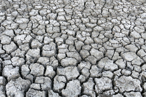 Obraz na płótnie Close-up: deep splitting and cracking of the soil as a result of the decrease in water, w salonie