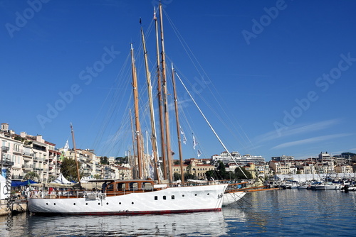 France, côte d'azur, Cannes, rassemblement de voiliers dans le vieux port de Cannes le long du quai Saint Pierre. photo