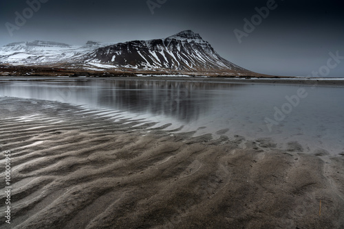 Obraz na płótnie Snowy Mountain Reflected in Calm Water w salonie