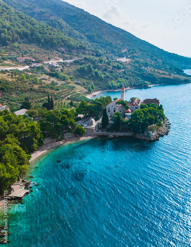 Fototapeta Naklejka Na Ścianę i Meble -  Discover the serene beauty of Brac Island with its turquoise waters and lush green hills