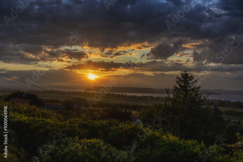 Romantischer sunnenuntergang am plattensee photo