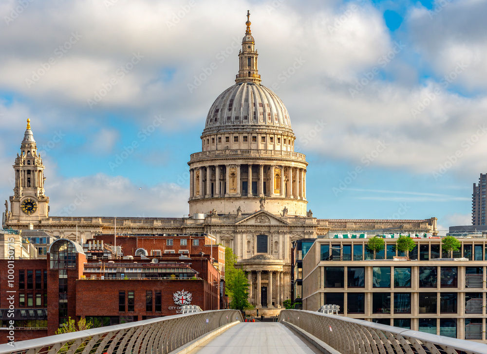 Fototapeta premium St. Paul's cathedral seen from Millennium bridge, London, UK
