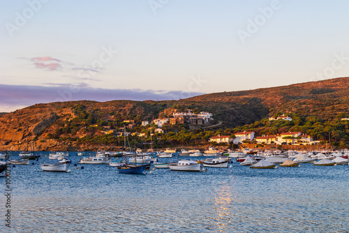 Baie de Cadaqués, avec une myriade de petits bateaux au mouillage, au lever du soleil photo