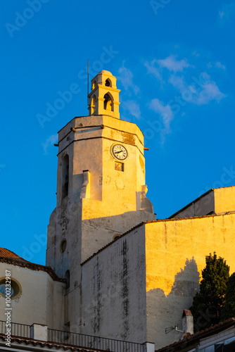 Església Santa María de Cadaqués éclairée par le soleil levant photo