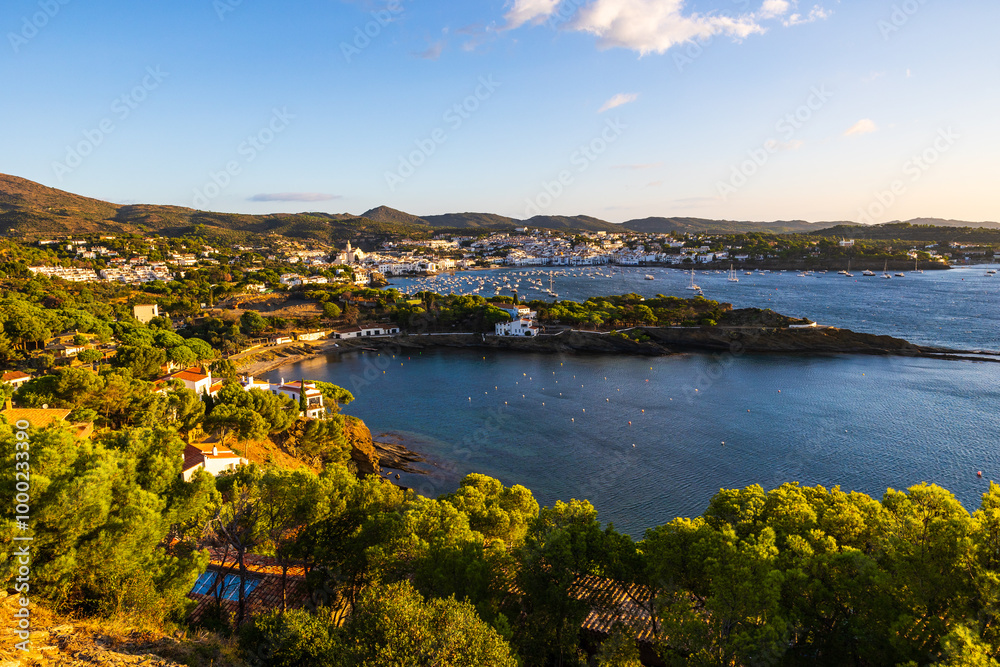 Panorama sur Cadaqués et son Església Santa María au lever du soleil depuis le chemin menant jusqu’au Far de Cala Nans Panorama sur Cadaqués et son Església Santa María au lever du soleil depuis le chemin menant jusqu’au Far de Cala Nans