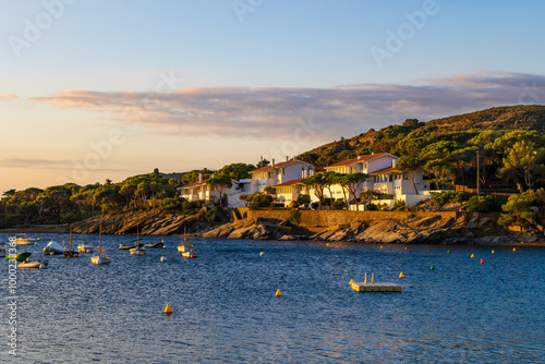 Baie de Cadaqués, avec une myriade de petits bateaux au mouillage, au lever du soleil photo