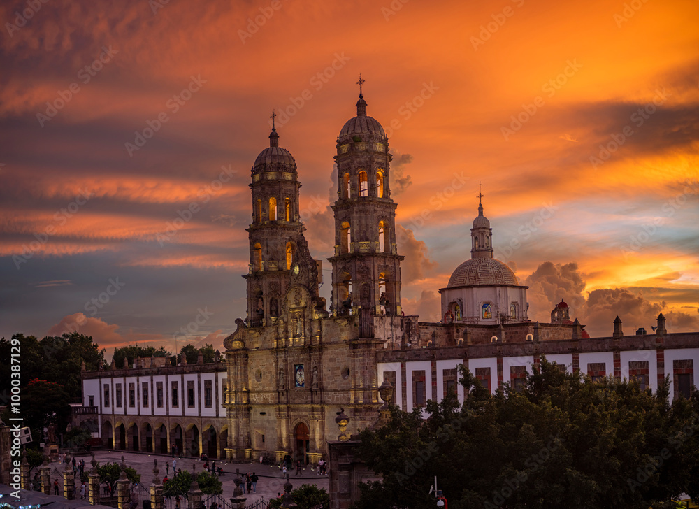 Fototapeta premium Basílica de Nuestra Señora de Zapopan, arquitectura, barroco, santuario franciscano, atardecer