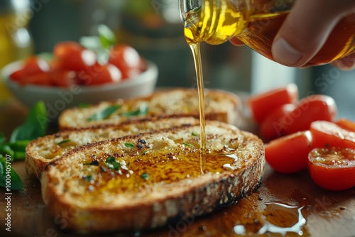 Rebanadas de pan tostado son rociadas con aceite de oliva y acompañadas de tomates frescos. Un plato simple y delicioso listo para servir.