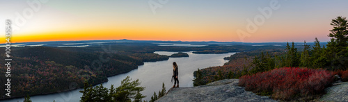 Fotografie Panorama Epic Female Photographer with Camera Stands on Rock Edge Acadia Nationa