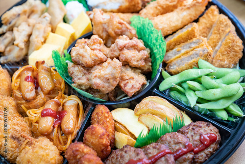 様々な料理が盛り付けられたオードブルの写真。パーティーのイメージ。