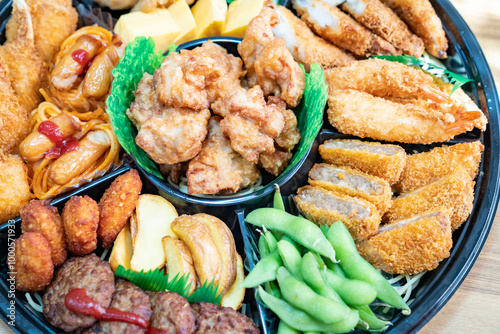 様々な料理が盛り付けられたオードブルの写真。パーティーのイメージ。