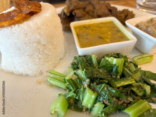 Cabri massalé, brèdes, riz et grains ; cuisine réunionnaise  photo