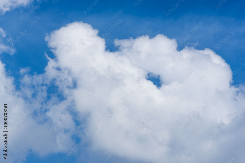 秋の青空と雲のコントラスト 10