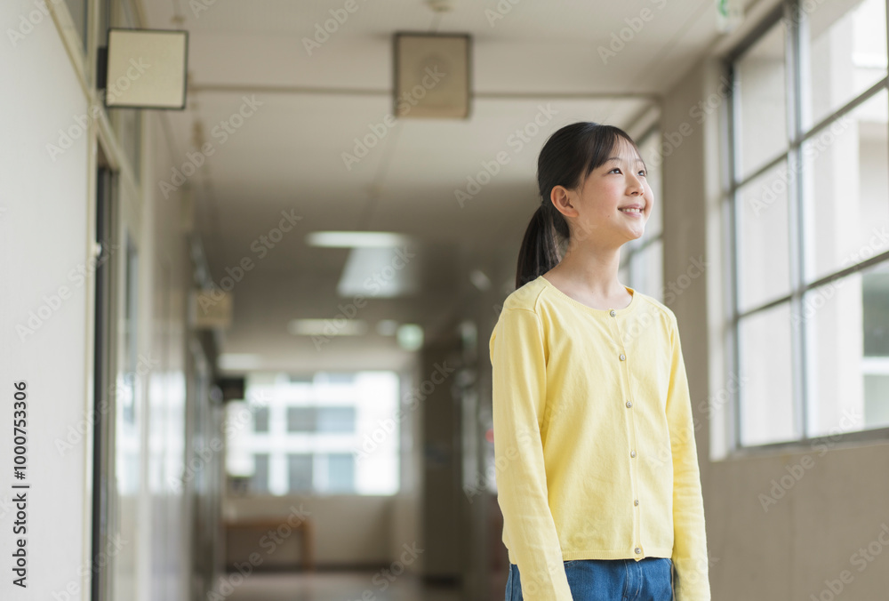 Obraz premium 学校の廊下にいる小学生のポートレート