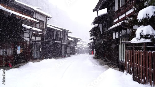 雪の降る奈良井宿・スローモーション photo