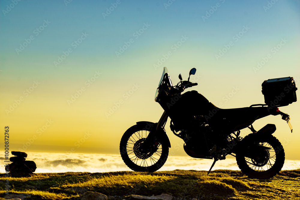 Obraz premium Motorcycle on mountain top