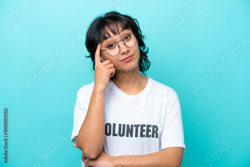 Young volunteer Argentinian woman isolated on blue background thinking an idea