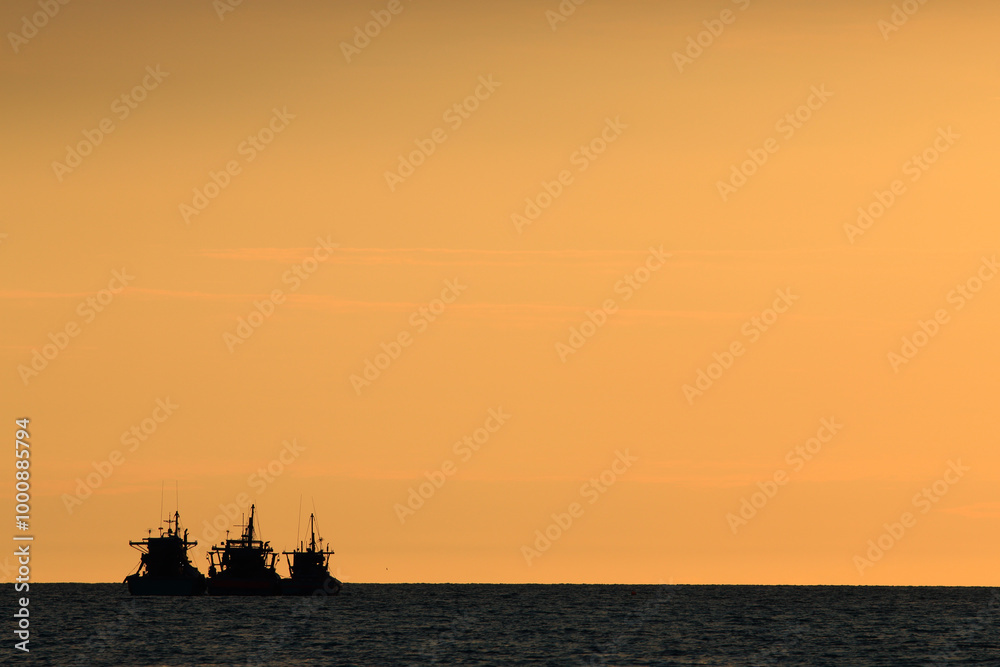 Obraz premium Fishing boat at sunset (Lipe at Thailand)