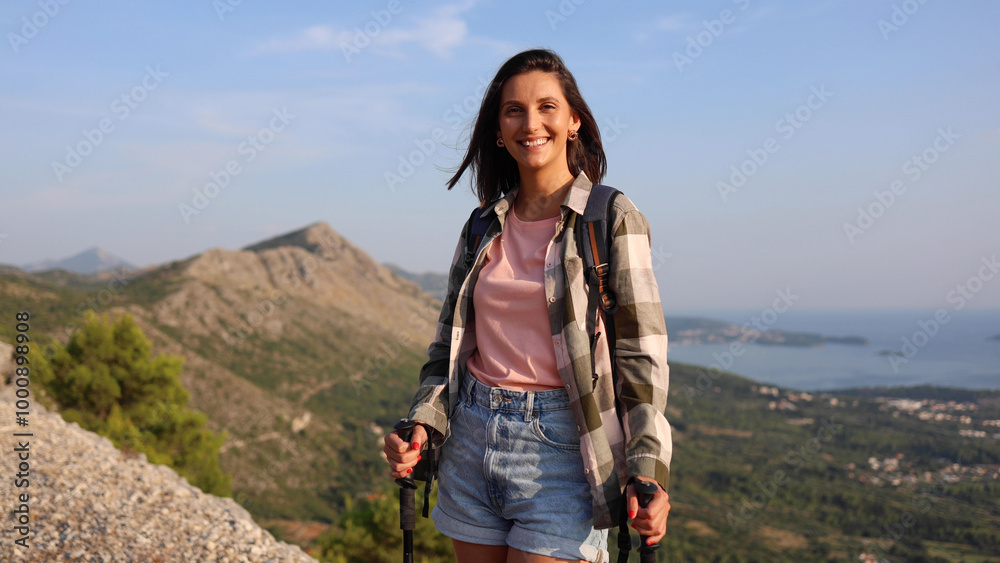 Naklejka premium Woman enjoying on the beautiful mountain while hiking