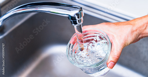 PFAS ： 有機フッ素化合物 が 水道水 中に 検出 ？ 【 水質 の 社会問題 の イメージ 】