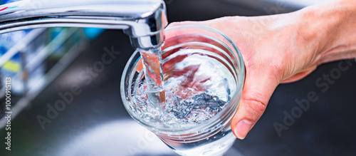 PFAS ： 有機フッ素化合物 が 水道水 中に 検出 ？ 【 水質 の 社会問題 の イメージ 】