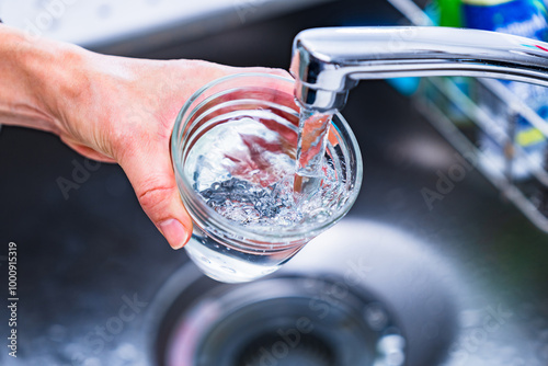 PFAS ： 有機フッ素化合物 が 水道水 中に 検出 ？ 【 水質 の 社会問題 の イメージ 】