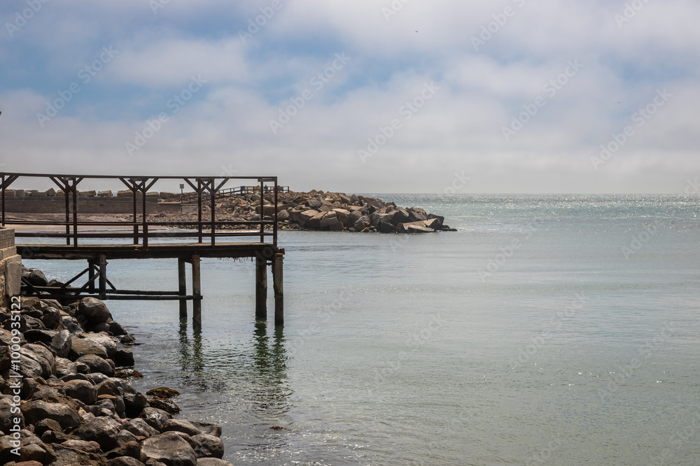 Obraz premium Exposure of the The Swakopmund Jetty Pier, view of the harbour and The Swakopmund beach.